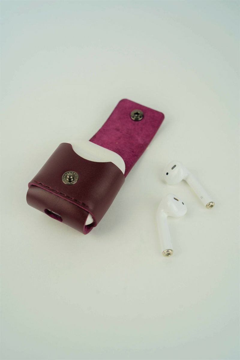 Чехол для Apple AirPods вишневый